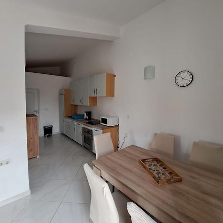 מאנדרה Apartments Maretic מראה חיצוני תמונה