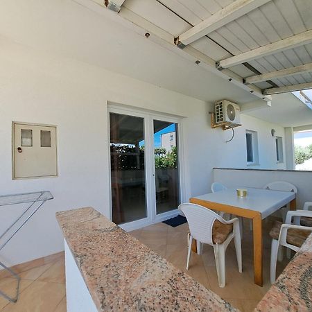 מאנדרה Apartments Maretic מראה חיצוני תמונה