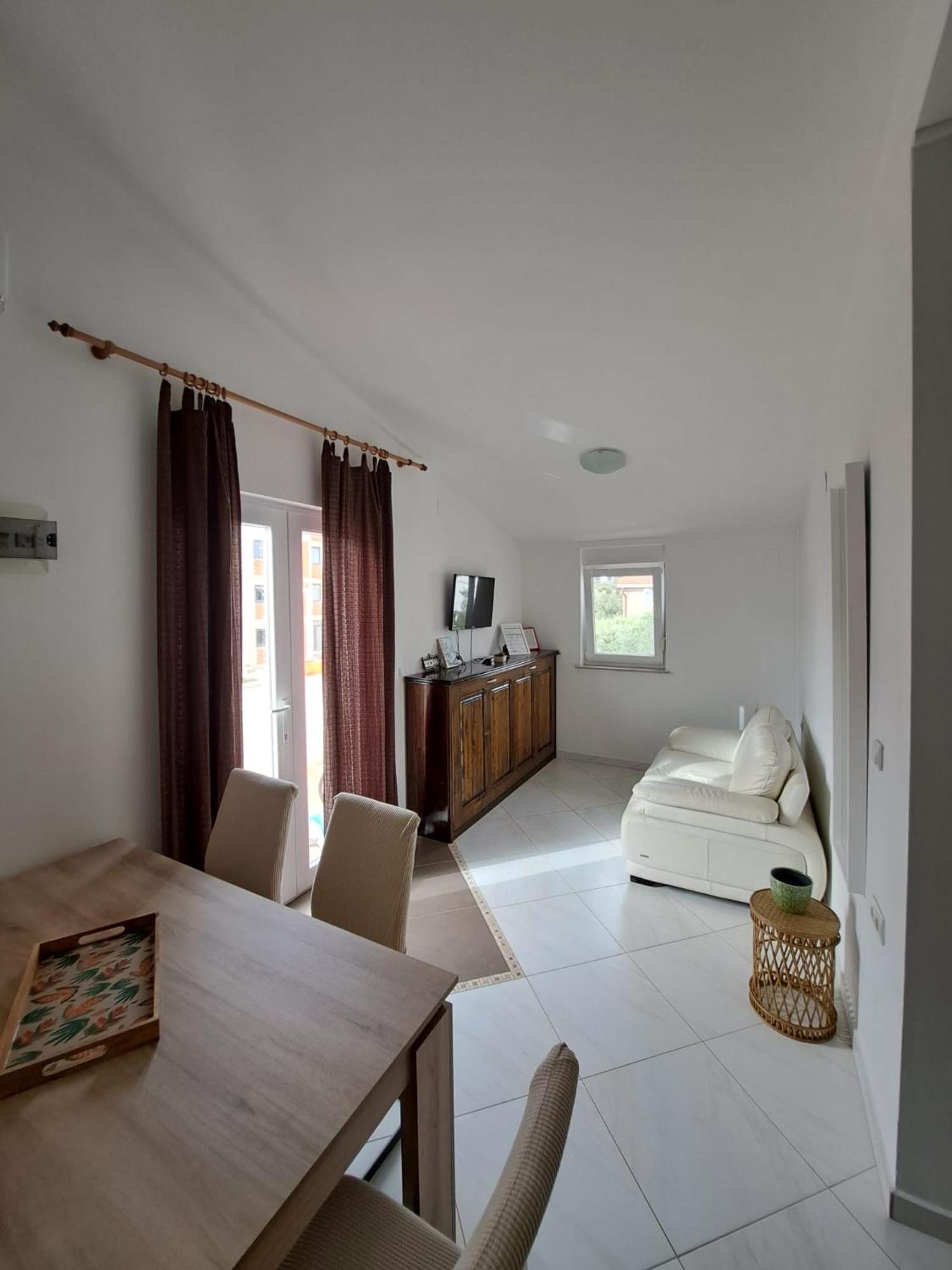 מאנדרה Apartments Maretic מראה חיצוני תמונה