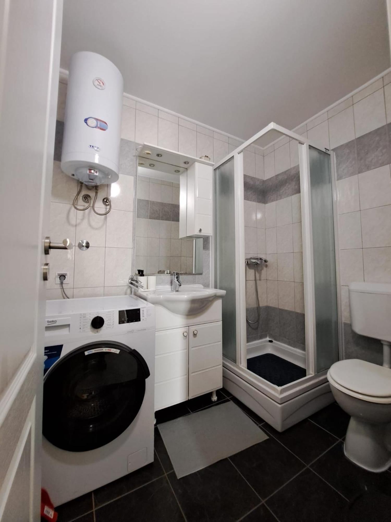 מאנדרה Apartments Maretic מראה חיצוני תמונה