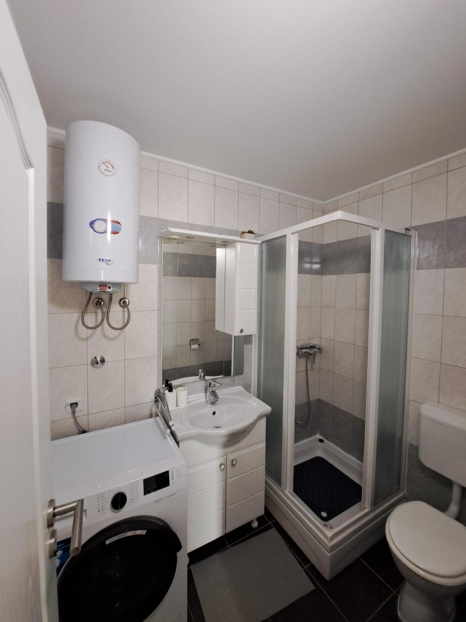 מאנדרה Apartments Maretic מראה חיצוני תמונה
