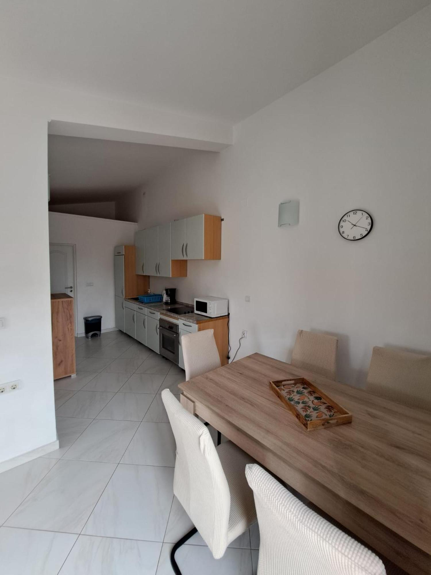 מאנדרה Apartments Maretic מראה חיצוני תמונה
