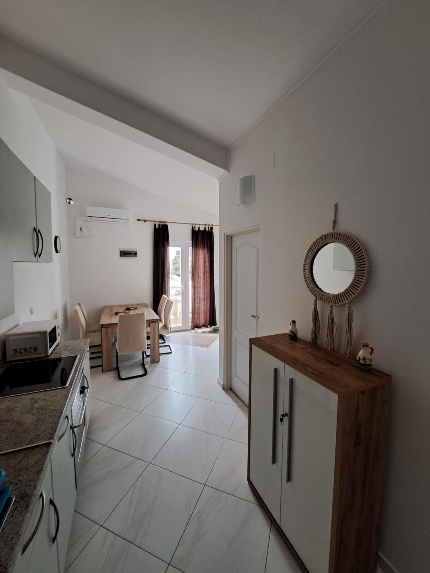 מאנדרה Apartments Maretic מראה חיצוני תמונה