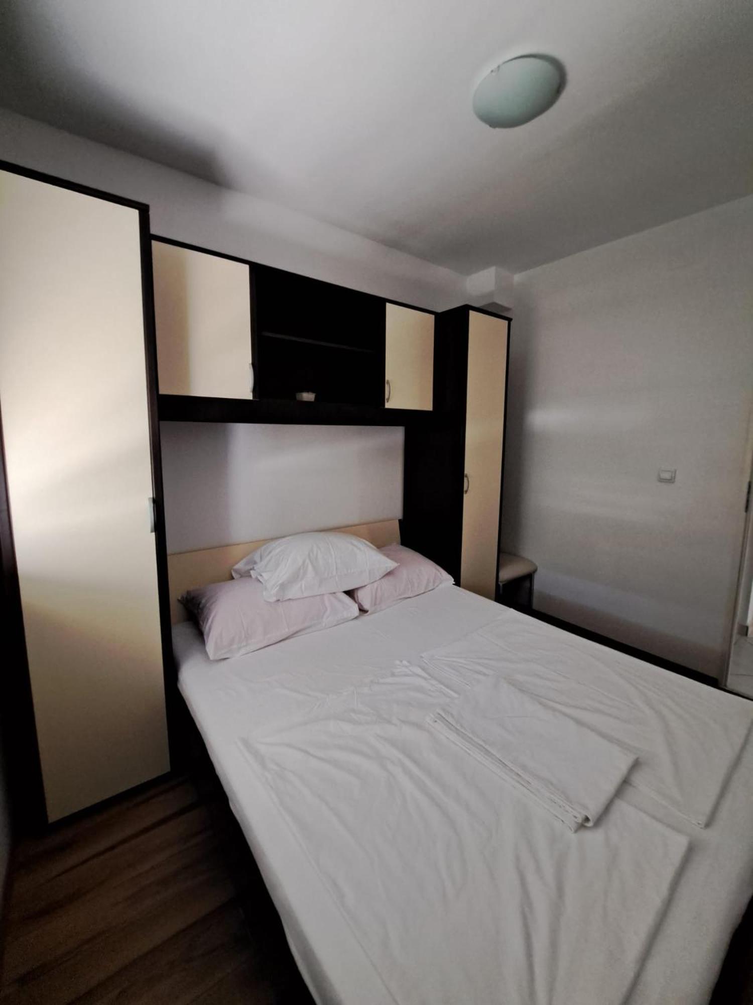 מאנדרה Apartments Maretic מראה חיצוני תמונה