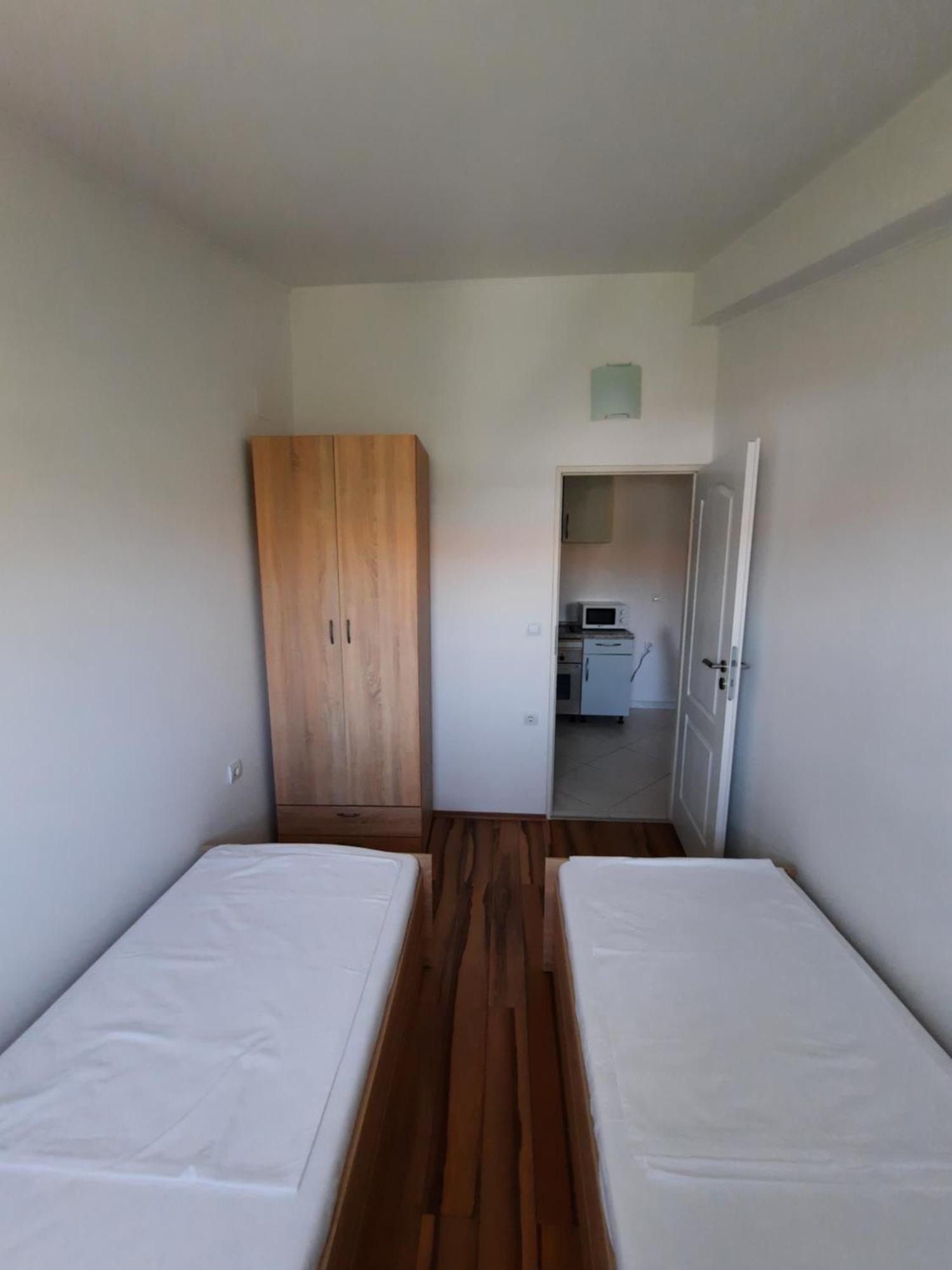 מאנדרה Apartments Maretic מראה חיצוני תמונה