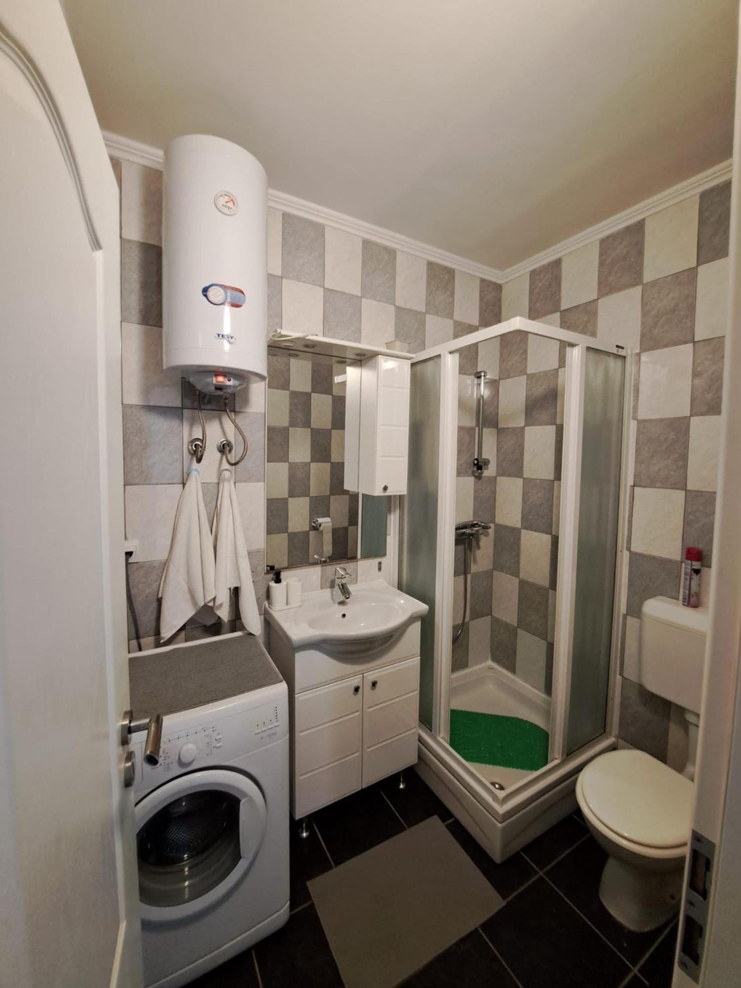 מאנדרה Apartments Maretic מראה חיצוני תמונה