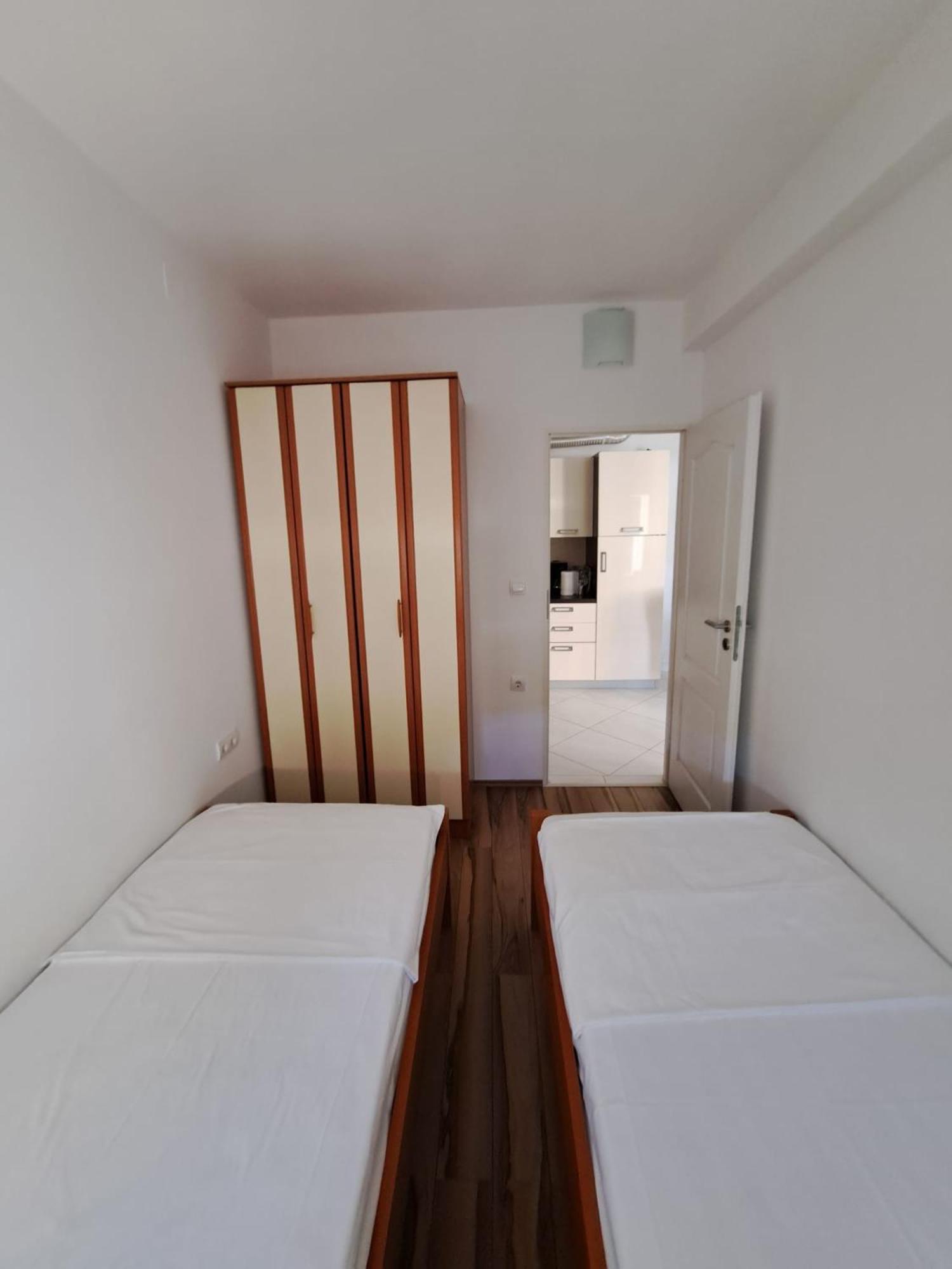 מאנדרה Apartments Maretic מראה חיצוני תמונה