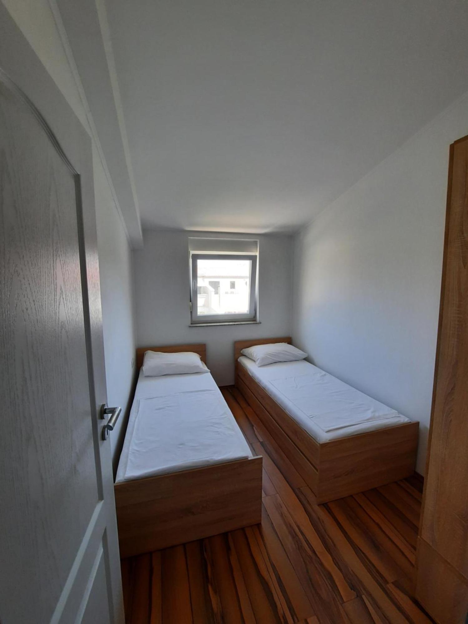 מאנדרה Apartments Maretic מראה חיצוני תמונה