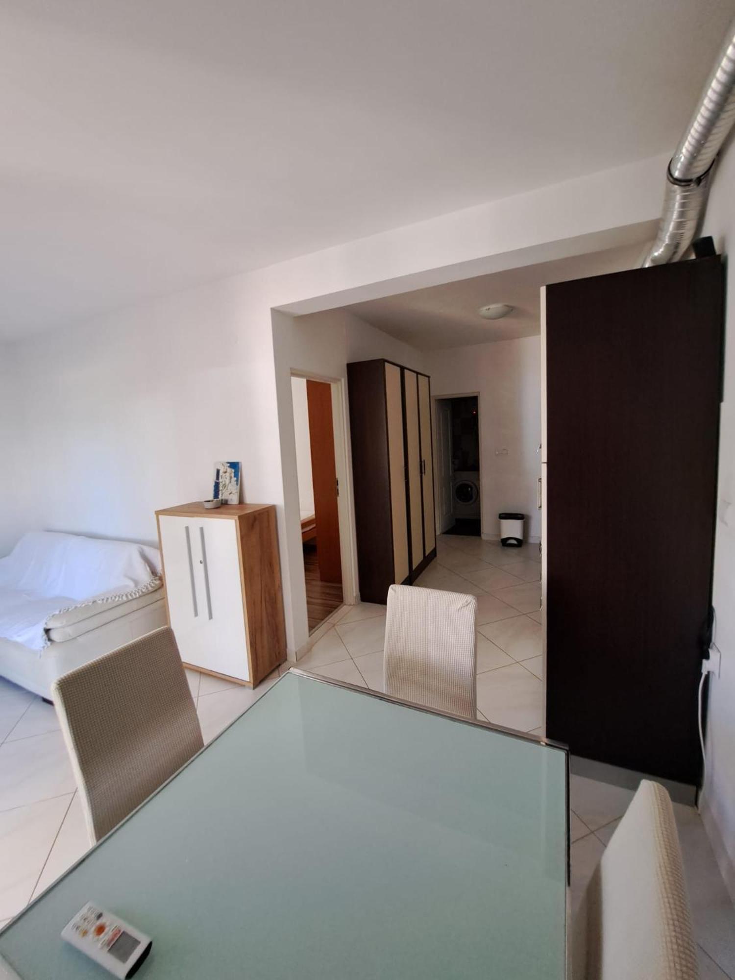 מאנדרה Apartments Maretic מראה חיצוני תמונה