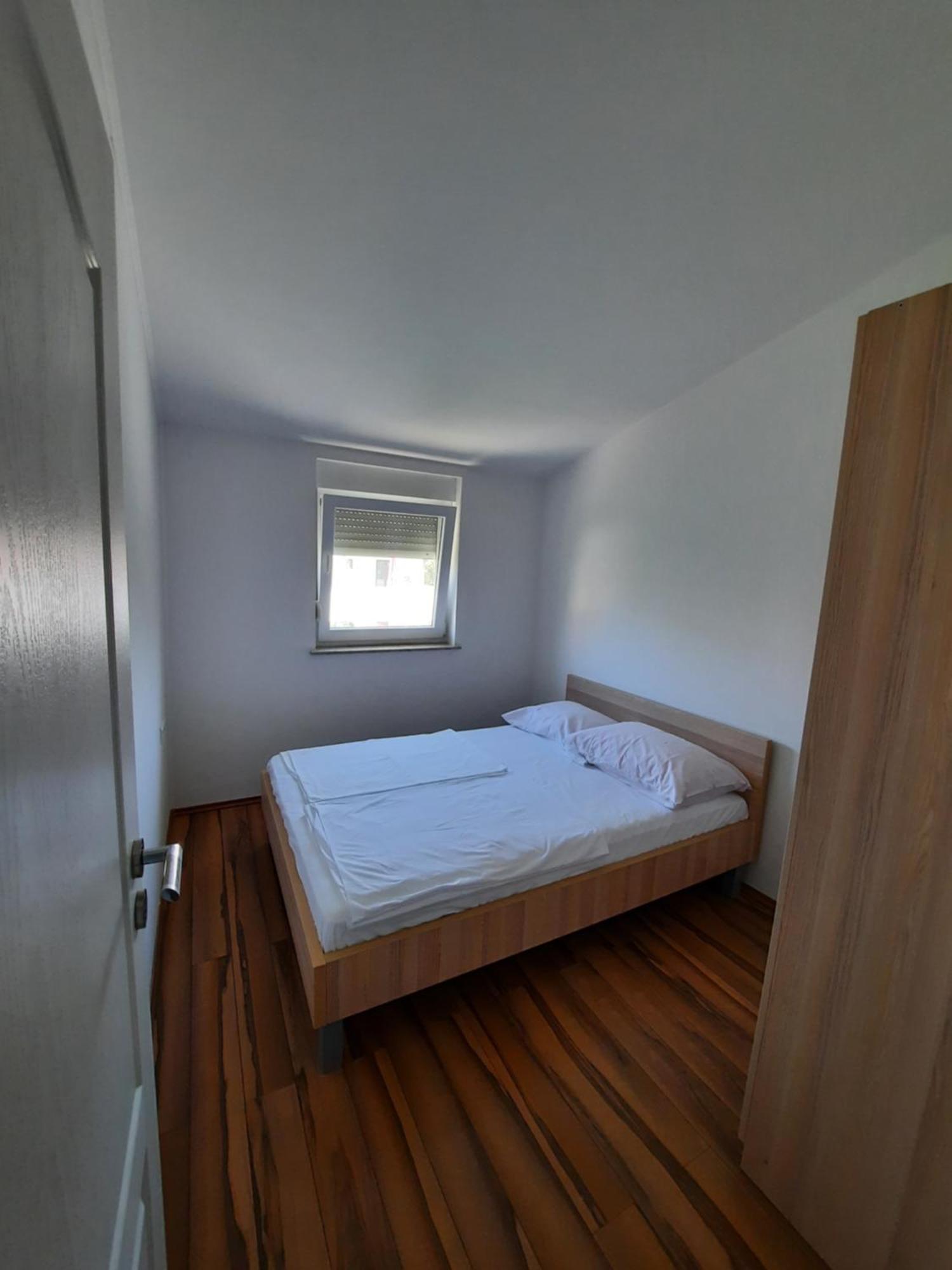 מאנדרה Apartments Maretic מראה חיצוני תמונה
