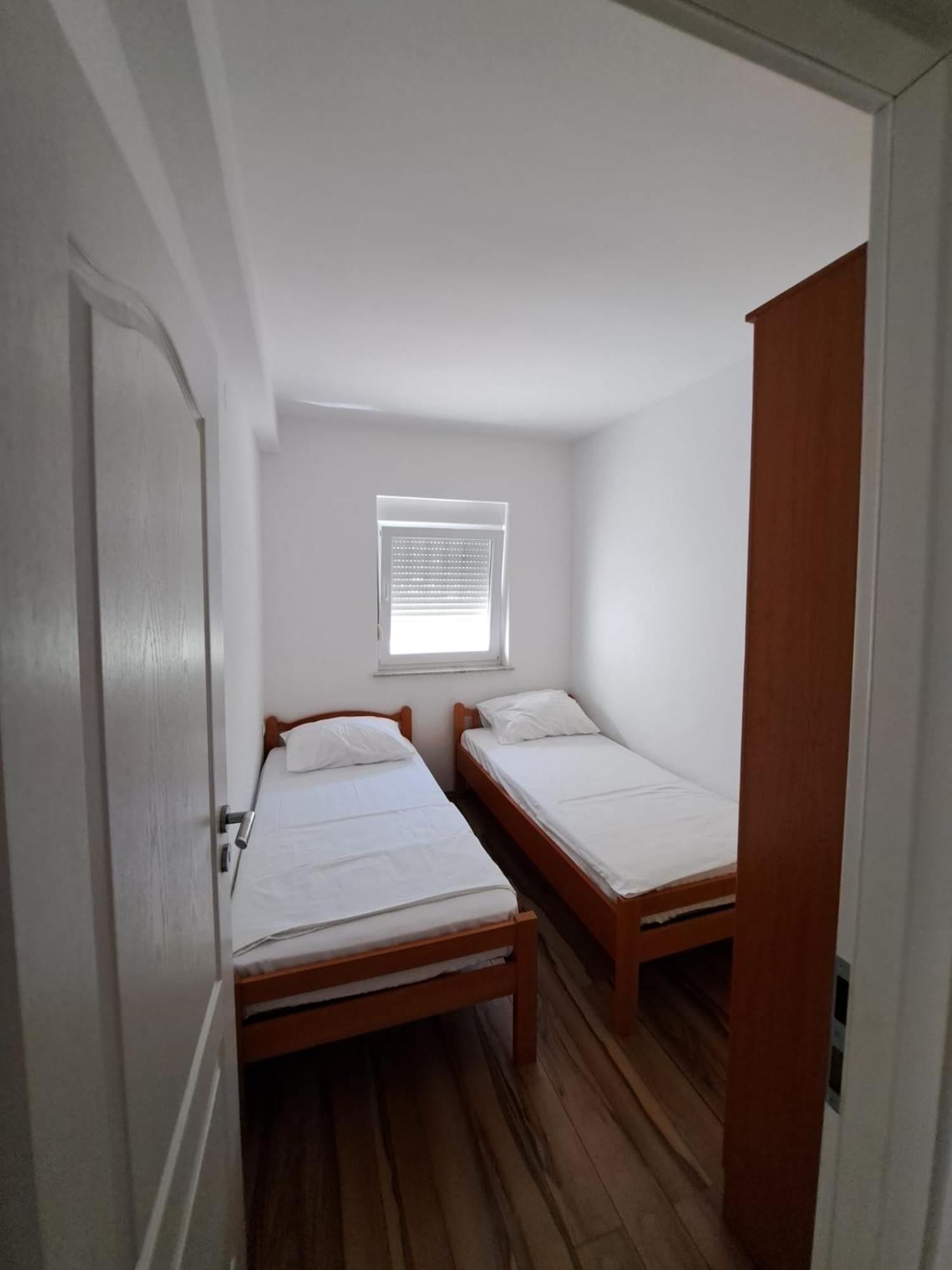 מאנדרה Apartments Maretic מראה חיצוני תמונה